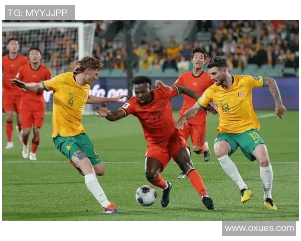 足球明星亲临球迷家中与其同场竞技展现球技与友谊的精彩瞬间