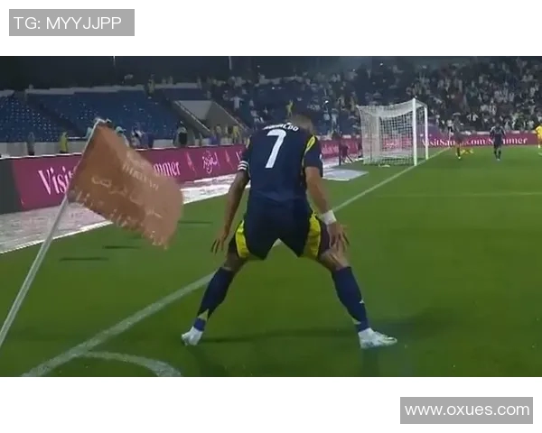 足球明星化身老者重返绿茵场展现不老传奇踢球技艺引发热议